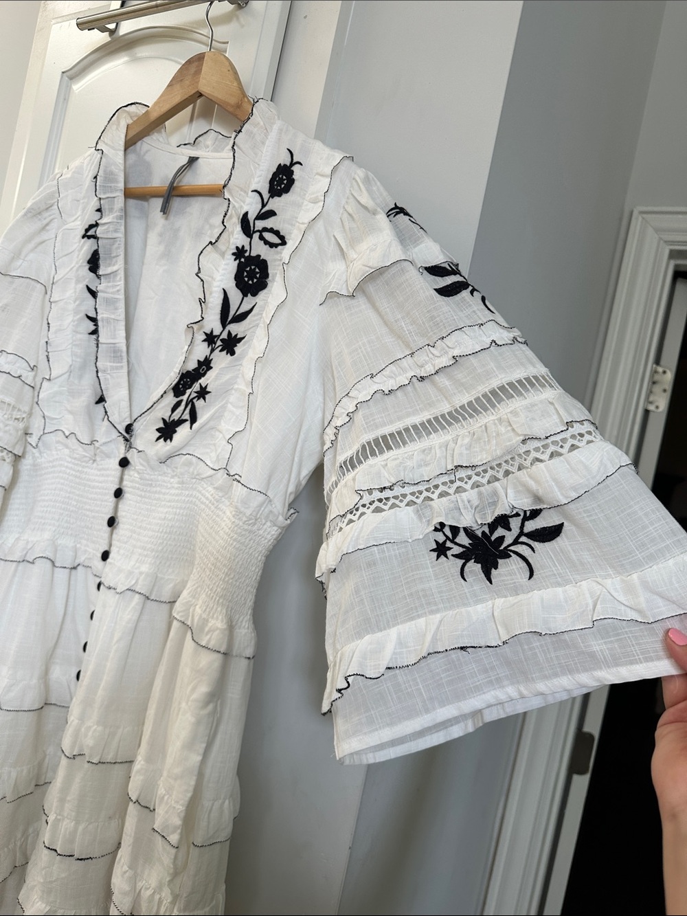 ANTHROPOLOGIE Embroidered Ruffled Mini Dress Sz L White Cotton Floral Boho VNeck - Picture 8 of 11